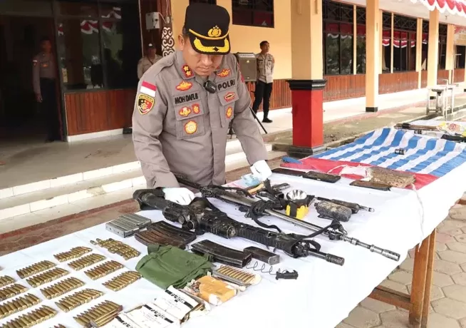 TINDAK TEGAS: Senjata api dan amunisi yang berhasil disita tim gabungan TNI-Polri. (Satgas Damai Cartenz )