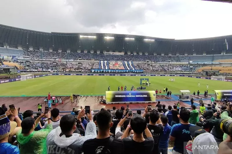 Ilustrasi. Suporter memadati pertandingan Persib Bandung di Stadion GBLA, Kota Bandung, Jawa Barat. foto: antaranews.com