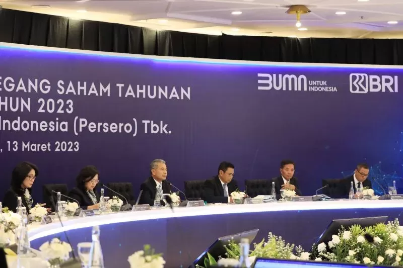 Direktur Utama BRI Sunarso (tiga dari kiri) berbicara dalam konferensi pers virtual Rapat Umum Pemegang Saham Tahunan (RUPST) 2023 di Jakarta, Senin (13/3/2023). BRI akan membagikan dividen sebesar Rp43,94 triliun. foto: antara