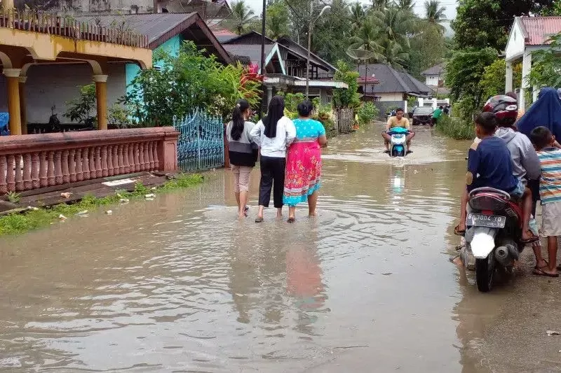 Akibat hujan deras telah mengakibatkan banjir dan longsor di Kabupaten Solok Selatan, Sabtu (18/3/2023) malam. foto: antara