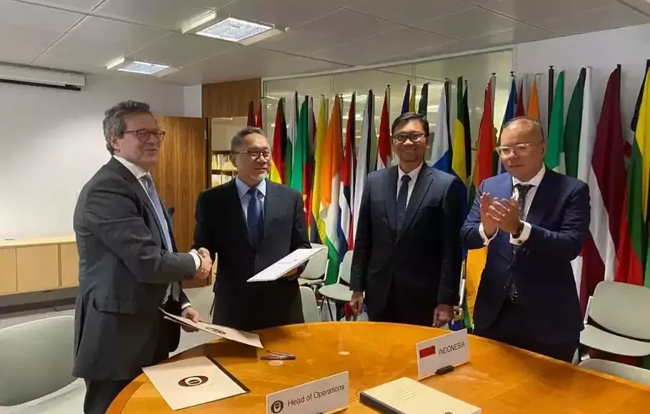 Menteri Perdagangan Zulkifli Hasan menandatangani International   Coffee   Agreement/ICA 2022   di Sekretariat International Coffee Organization/ICO London, Inggris, Rabu (8/3/2023). foto: ist 