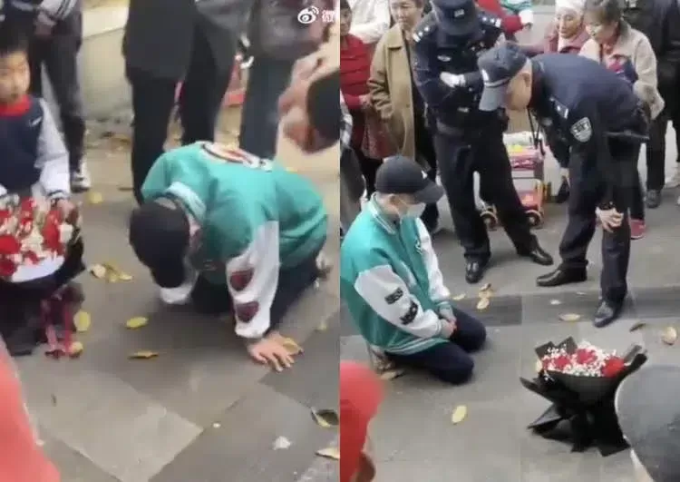 Seorang pria berlutut di depan Kantor Pacaranya di Dazhou, Provinsi Sichuan, China. Foto: Oddity Center