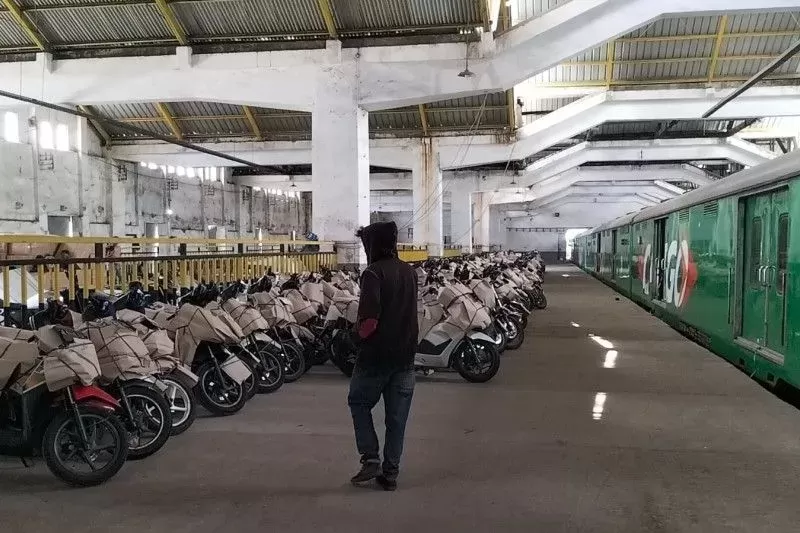 Sejumlah kendaraan peserta Motis 2023 siap diangkut ke dalam gerbong kereta sebelum pemberangkatan dari Stasiun Jakarta Gudang, Jakarta Utara menuju Stasiun Tawang Semarang, Jawa Tengah, Selasa (11/4/2023).foto: antara