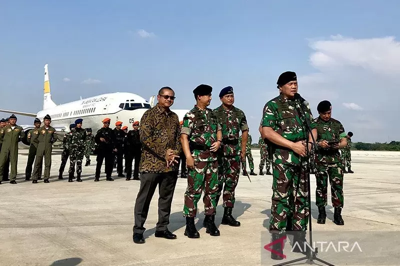 Panglima TNI Laksamana TNI Yudo Margono (dua kanan) memberi keterangan kepada media selepas menyampaikan amanat panglima kepada Tim Evakuasi WNI di Sudan. foto: ist