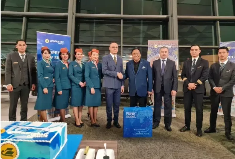 Wakil Ketua DPR RI Korinbang, Rachmad Gobel bersama Pjs Duta Besar Uzbekistan untuk Indonesia, Muzaffar S Abduazimov melepas penerbangan perdana maskapai penerbangan Uzbekistan Airways di Bandara Soekarno-Hatta. foto: ist