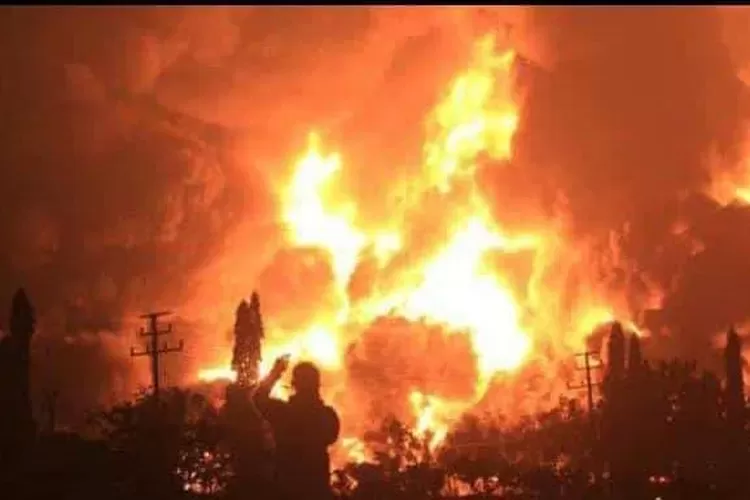 Kilang Pertamina International Refenery Unit II (PT KPI RU II) Dumai, Provinsi Riau terbakar setelah meledak pada Sabtu (1/4/2023) pukul 22.40 WIB. foto: ist