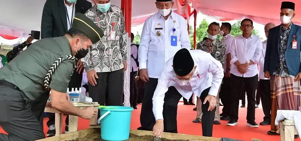 Wapres Ma'ruf Amin melakukan peletakan batu pertama pembangunan Universitas NU Maluku Utara/Setwapres