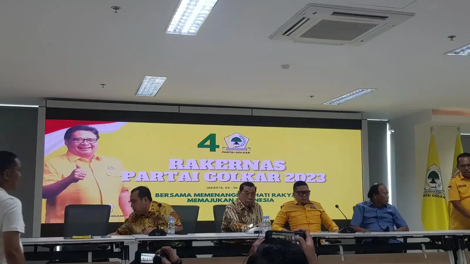 DPP Golkar menjawab wartawan dalam temu pers soal rencana Rakernas Partai Golkar, di Kantor DPP Partai Golkar, Jakarta, Minggu (28/5/2023). Foto: G24