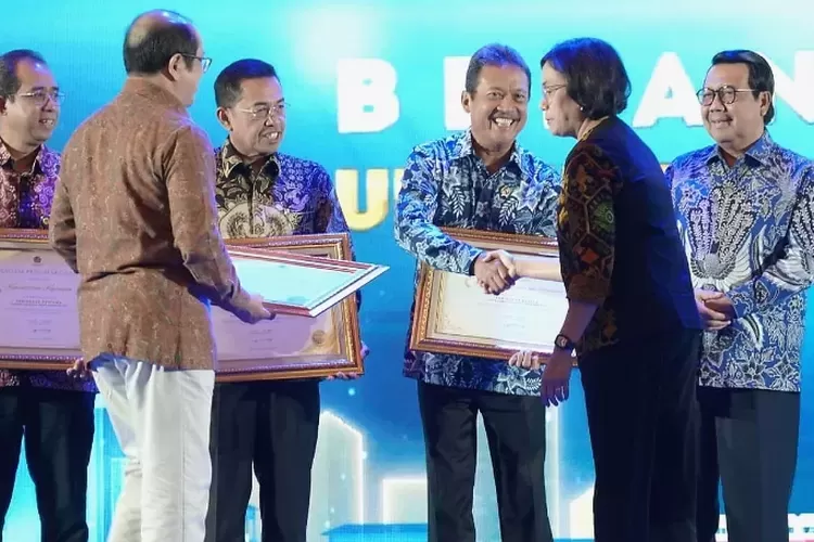 Mnteri Keuangan Sri Mulyani menyerahkan penghargaan kepada sejumlah kementerian/lembaga dengan kinerja anggaran terbaik tahun 2022. Salah satunya adalah DPR RI. foto: ist