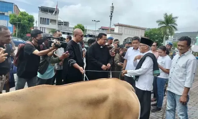 Sekretaris Umum MPH Sinode Gereja Protestan Maluku (GPM), Pendeta SI Sapulette menyerahkan sapi kurban kepada Imam Besar Mesjid Raya Al-Fatah, Haji RR Hasanusi di halaman Masjid Raya Al Fatah, Rabu, (28/6/2023). foto: ist