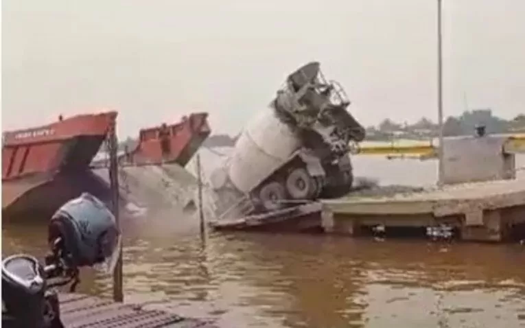 Kejadian truk molen yang tercebur ke Sungai Barito, ketika akan turun dari LCT. Foto: Tangkapan Layar