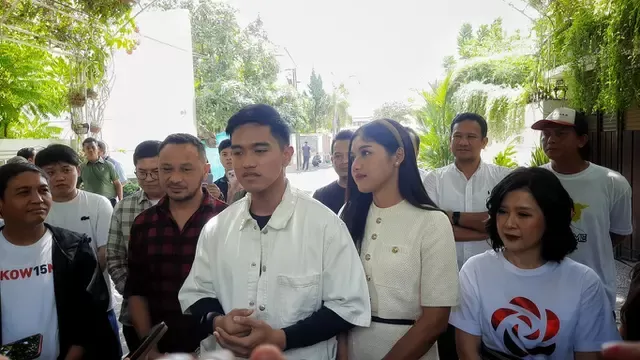 Putra bungsu Presiden Jokowi, Kaesang Pangarep didampingi istri Erina Gudoni memberikan pernyataan pers usai resmi menjadi anggota Partai Solidaritas Indonesia (PSI), Sabtu (23/9/2023). foto: tangkapan layar