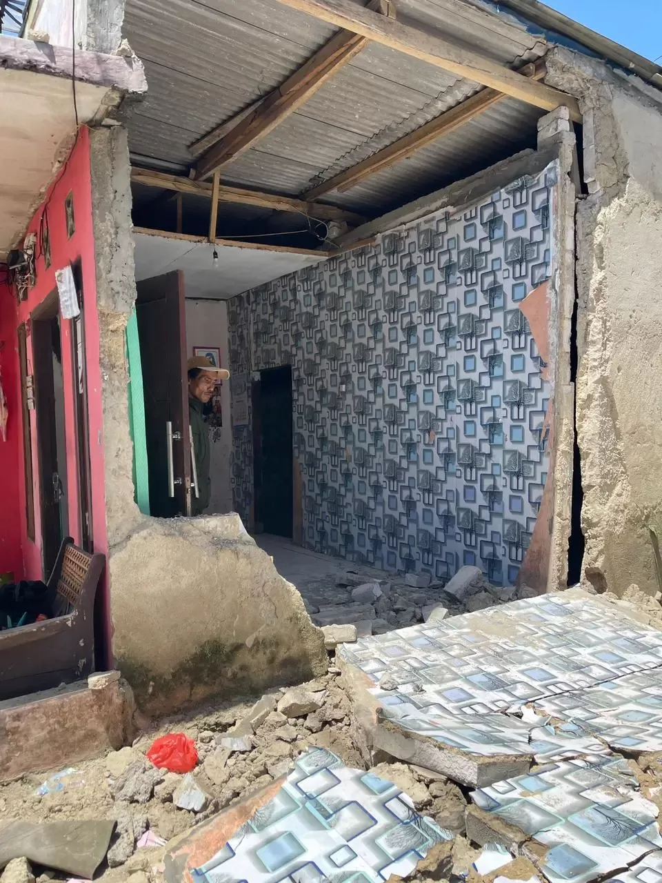 Rumah warga rusak akibat gempa M4,6 yang mengguncang wilayah Kabupaten Sukabumi, Jawa Barat, Kamis (14/12/2023). Foto: BPBD Kabupaten Sukabumi