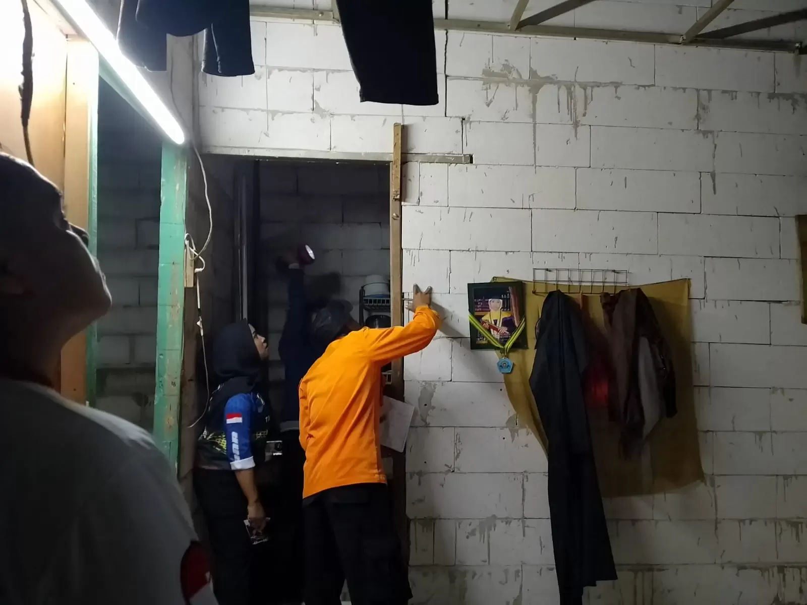 Petugas BPBD Kabupaten Bogor melakukan kaji cepat di permukiman warga terdampak angin kencang di Kabupaten Bogor, Jawa Barat pada Minggu (7/1/2024). foto: bpbd bogor