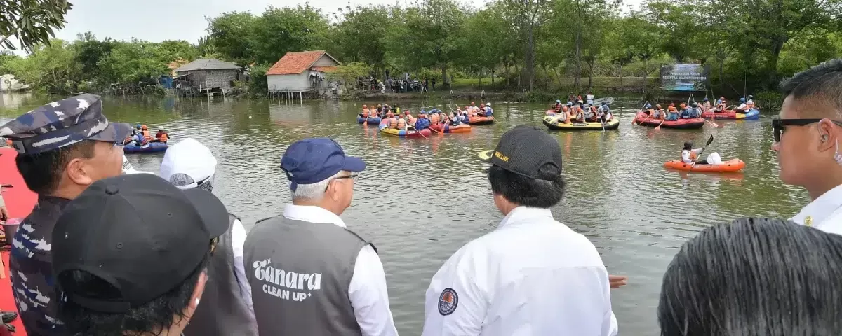 Wapres Ma'ruf Amin saat meluncurkan program “Tanara Clean Up”, di Taman Batu Qur’an, Masjid Syech Nawawi Tanara, Kecamatan Tanara, Kabupaten Serang, Banten, Minggu (14/1/2024). foto: ist