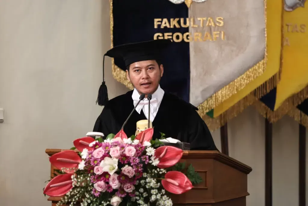 UGM berhasil mencatatkan sejarah dengan mengukuhkan Prof Pramaditya Wicaksono, S.Si., M.Sc., sebagai guru besar termuda di usia 35 tahun 11 bulan. foto: ist