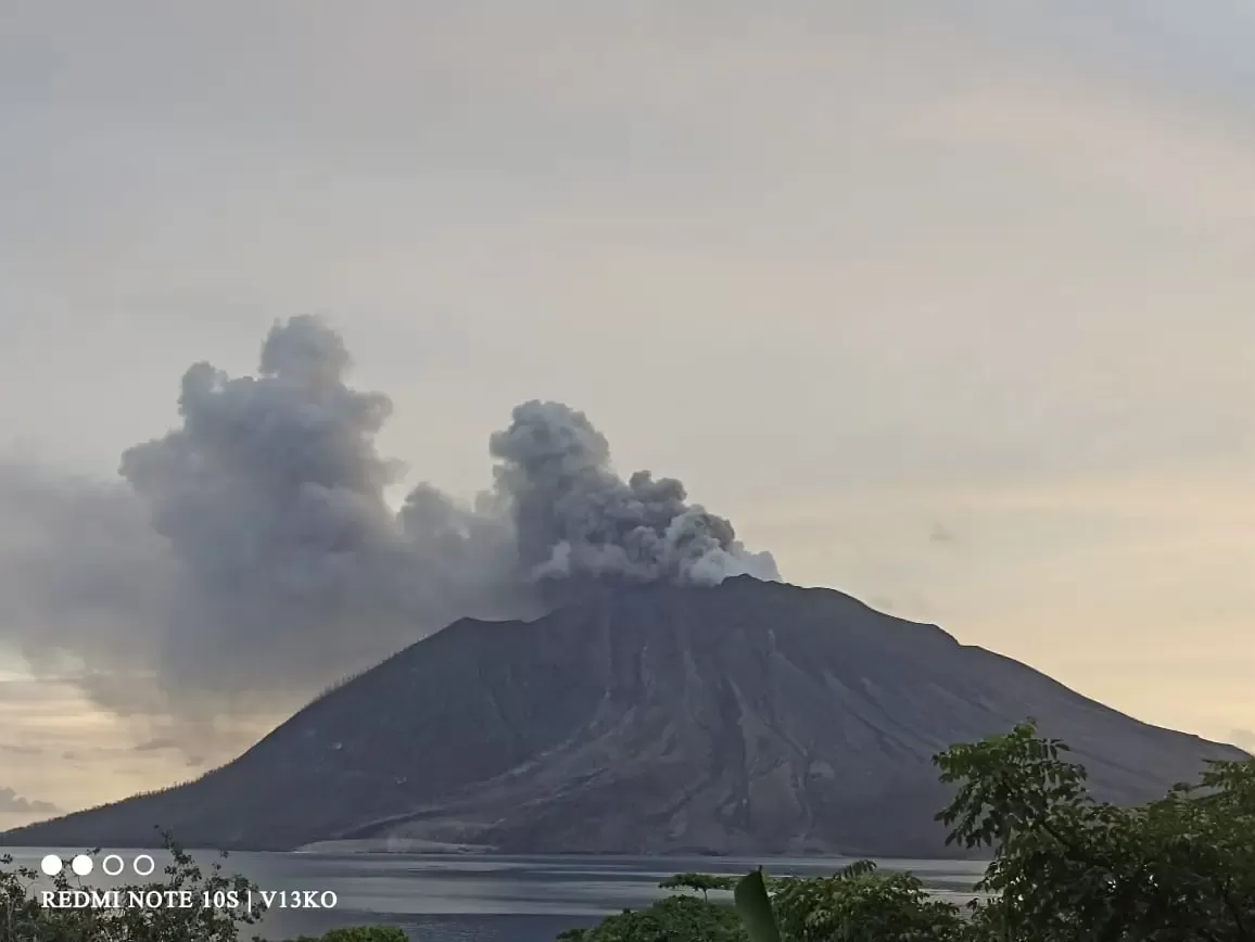 Erupsi Gunung Ruang yang terjadi sejak Selasa (16/4/2024) berdampak pada penutupan operasional Bandara Internasional Sam Ratulangi di Kota Manado, Provinsi Sulawesi Utara. foto: ist