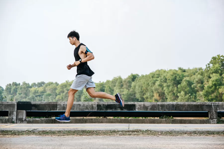 Perusahaan di China memberi bonus pada karyawan yang lari 3 km per hari. (Foto: jcomp/freepik)