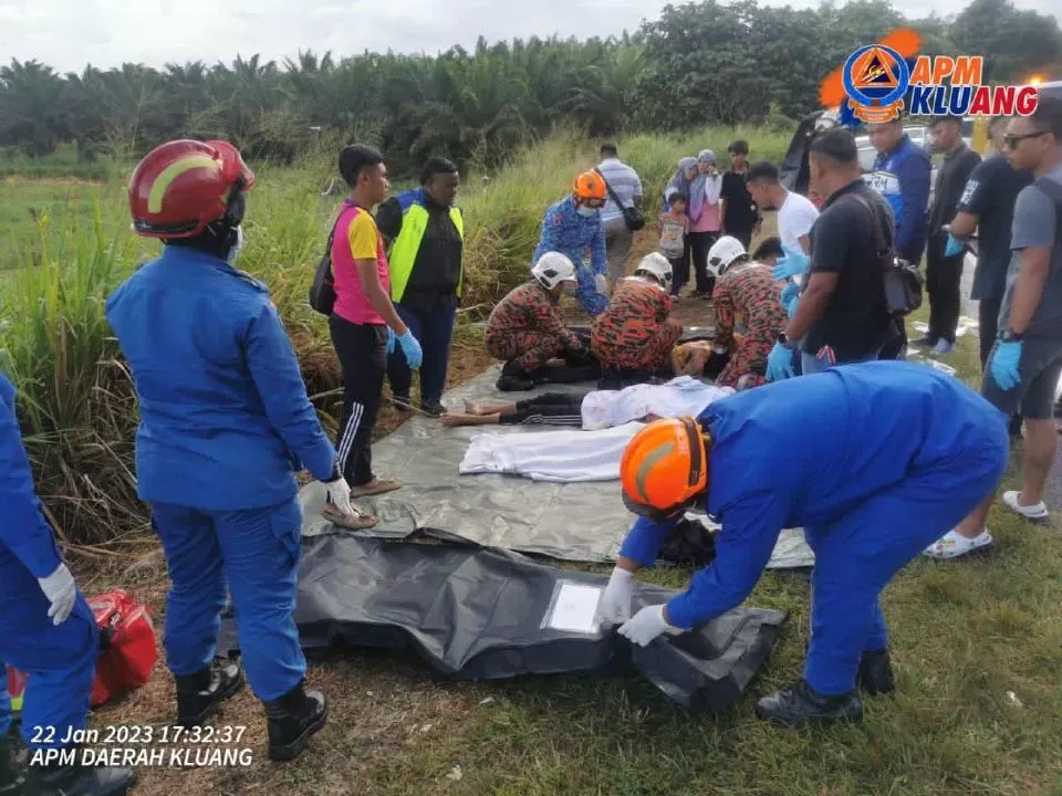 Tragedi kecelakaan maut di Malaysia dalam adu banteng dua mobil menyisakan duka cita yang mendalam kepada para korban. (Foto: APM Daerah Kluang-BH Online)