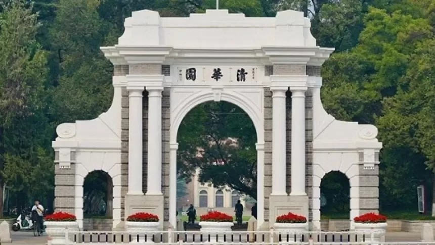 Pintu gerbang Universitas Tsinghua, salah satu kampus terbaik di China, diunggah di media sosial resminya pada Sabtu (5/11/2022). (Foto: Instagram Universitas Tsinghua @tsinghua_uni) 