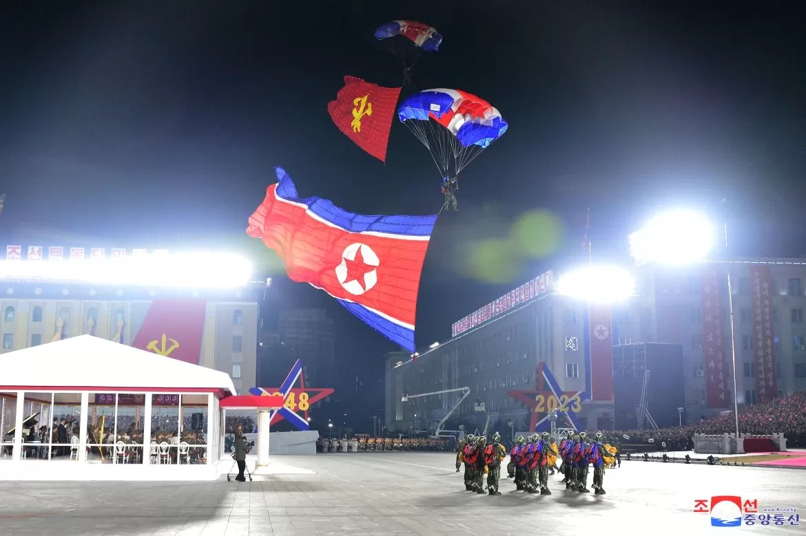 Parade militer Korea Utara pada 8 Februari 2023. (Foto: KCNA)