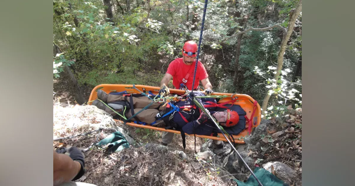 Penyelamatan dengan teknik vertical rescue. (Dok: Firehouse Magazine)