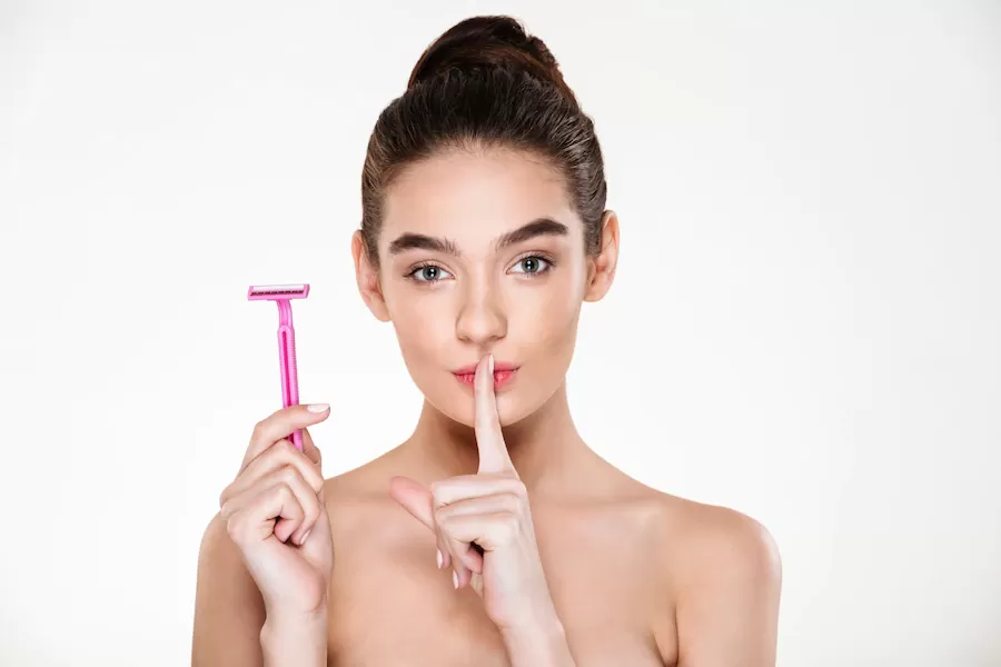 pro kontra mencukur rambut kemaluan. (Freepik/drobotdean)