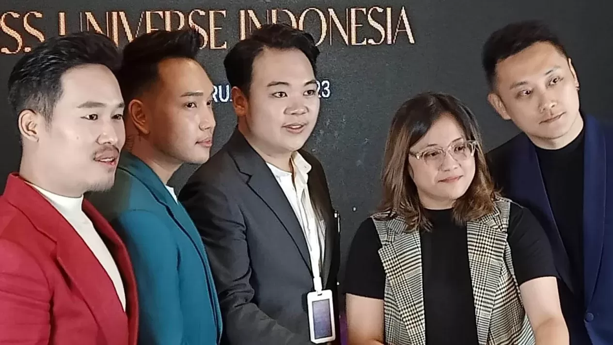 Safa Attamimi menjabat COO PT Capella Swastika Karya bersama Rio Motret. (Instagram/missuviverse_id)