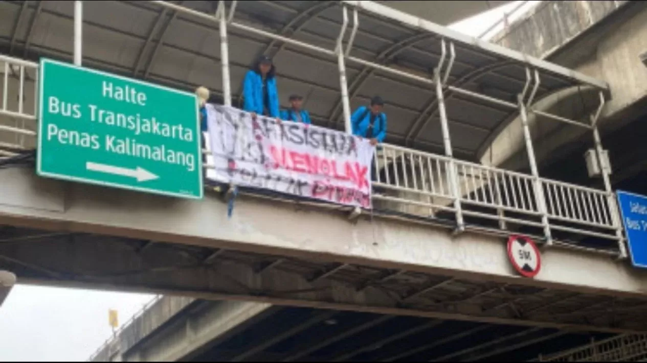 Spanduk mahasiswa UKI dan Mpu Tantular tolak politik dinasti (Dok Istimewa)