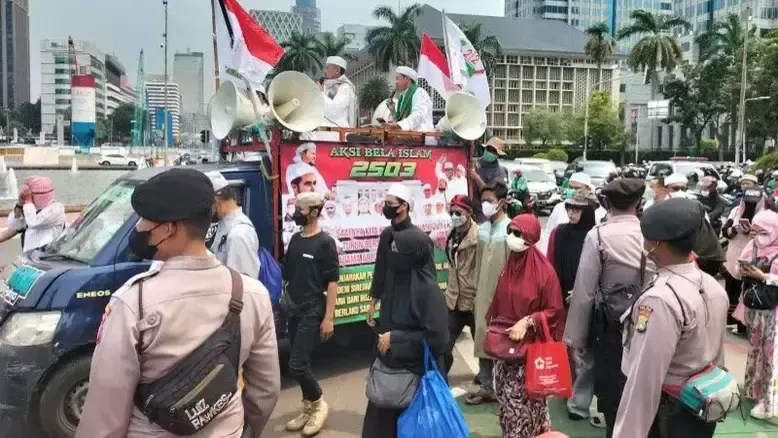 Detik-detik Ribuan Massa Anti LGBT yang Akan Demo Jelang Konser Coldplay di Jakarta(Sumber:NarasiTv/DemoKonserColdplay)