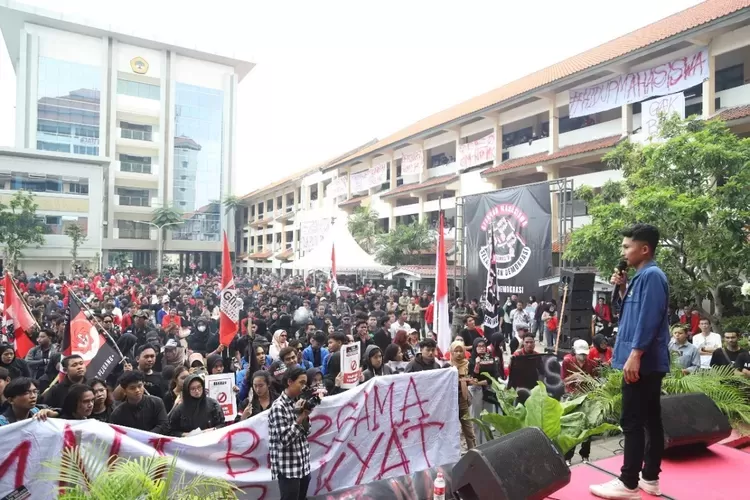 3.000 mahasiswa yang tergabung dalam Gerakan Mahasiswa Selamatkan Demokrasi (GEMAS'D) menggelar aksi protes di Universitas 17 Agustus Surabaya