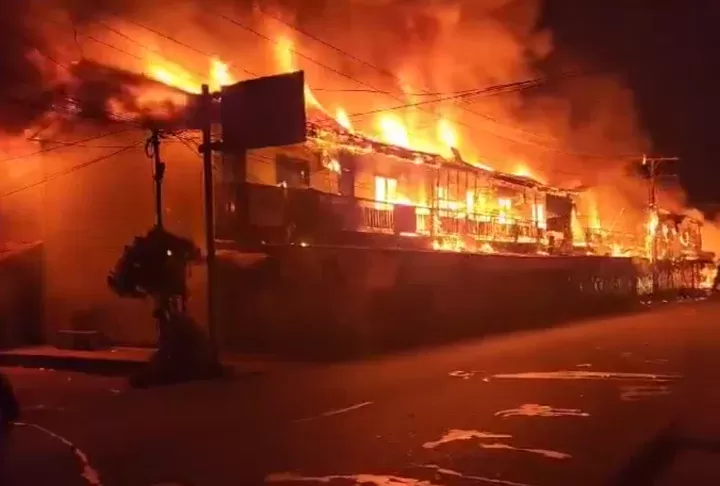 Kericuhan pengeroyokan Babinsa di Papua, massa bakar puluhan rumah (Dok Tangkapan layar akun X @luckylucky0971)