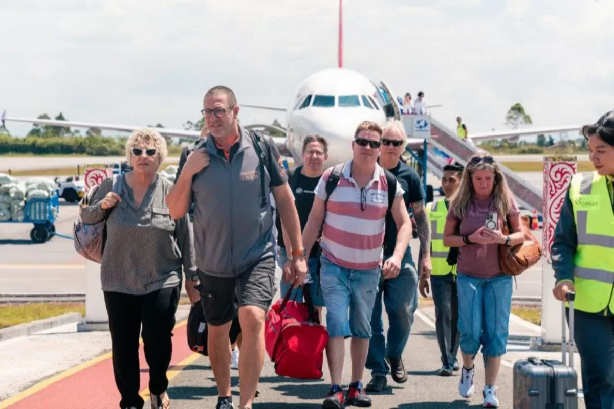 Para pembalap F1 Powerboat tiba di Danau Toba melalui Bandara Sisingamangaraja XII, Taput (Foto: F1 Powerboat)