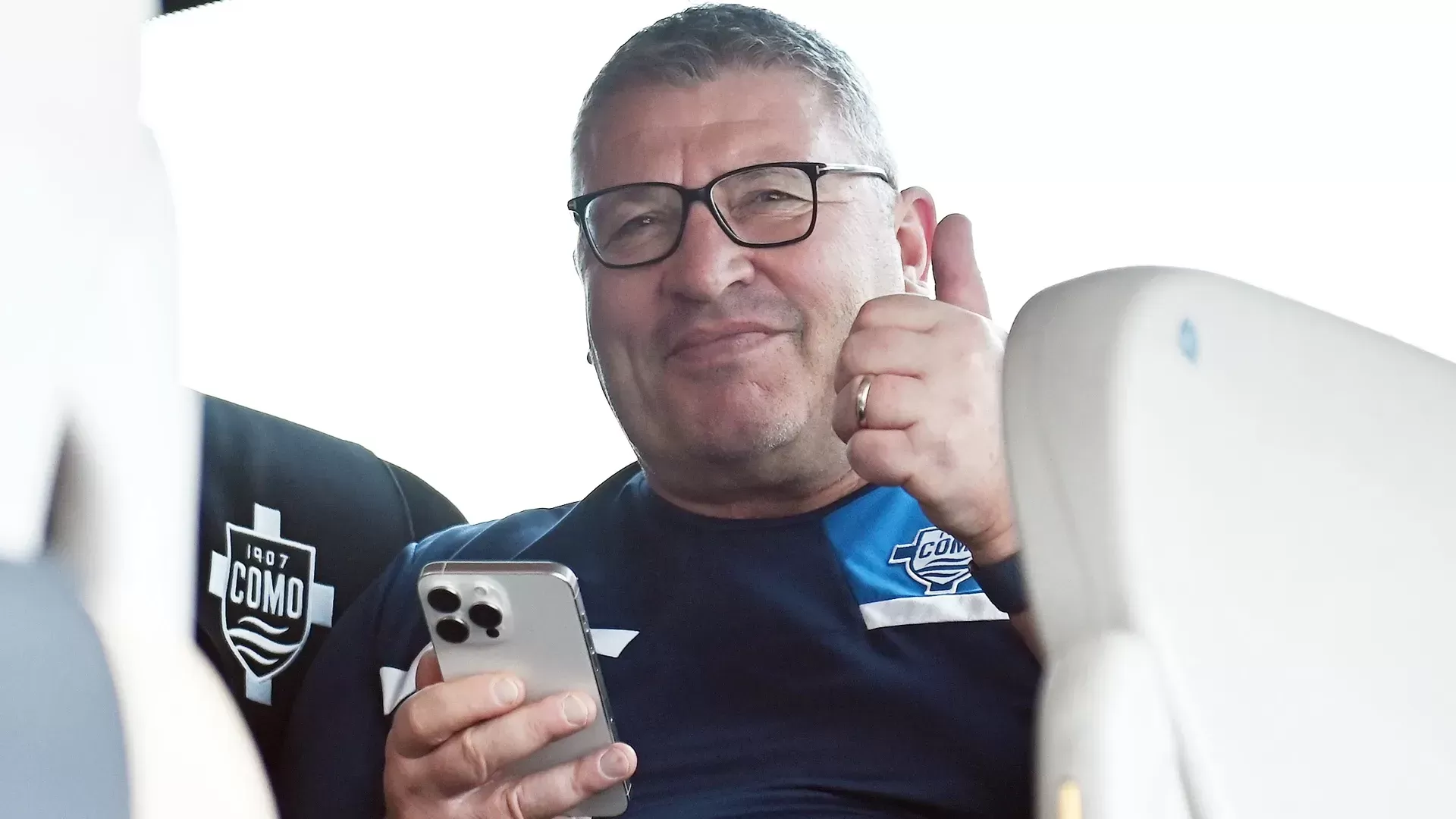 Osian Roberts pelatih Como yang sukses mengantarkan timnya promosi ke Serie A (Foto: La Provincia Como)