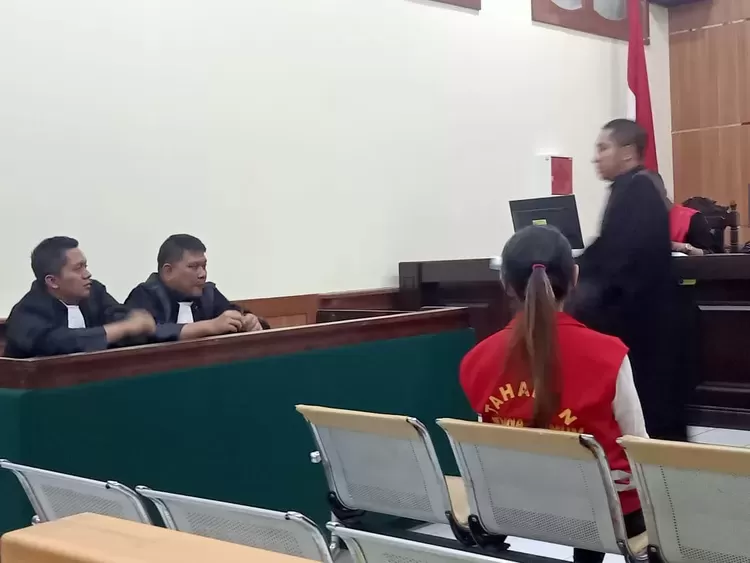 Terdakwa kasus penggelapan harta milik pelapor Steely Gandawijaya, Adetya Yessi Seftiani alias Sasha (48 Tahun, rompi merah) saat menjalani persidangan di PN Bandung. Majelis hakim PN Bandung menangguhkan penahanan terdakwa Adetya Yessi. Foto: zonabandung.com