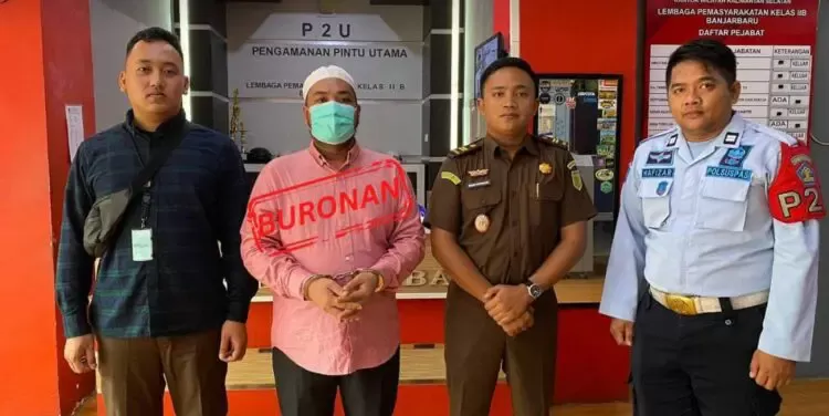 Nurmansyah Als H. Nurman terdakwa penipuan agen haji bersama Tim Intelejen Kejaksaan Negeri (Kejari) Kota Banjarbaru. | Foto: Kejari Banjarbaru