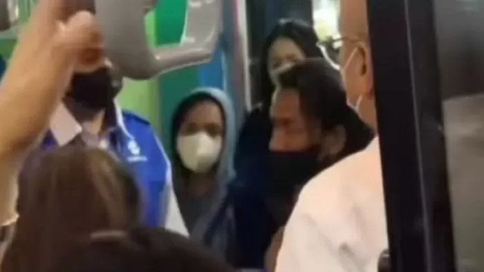 Pelecehan Seksual Kembali Terjadi di Transjakarta, Korban Panik Kepala  Pelaku Dipukul Pakai Botol Air Mineral - Radar Kudus