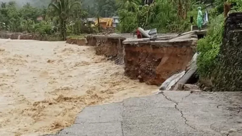 Jalan Batu Busuk amblas dan putus akibat banjir bandang yang kembali melanda wilayah tersebut pada Jumat (2/1/2026). 