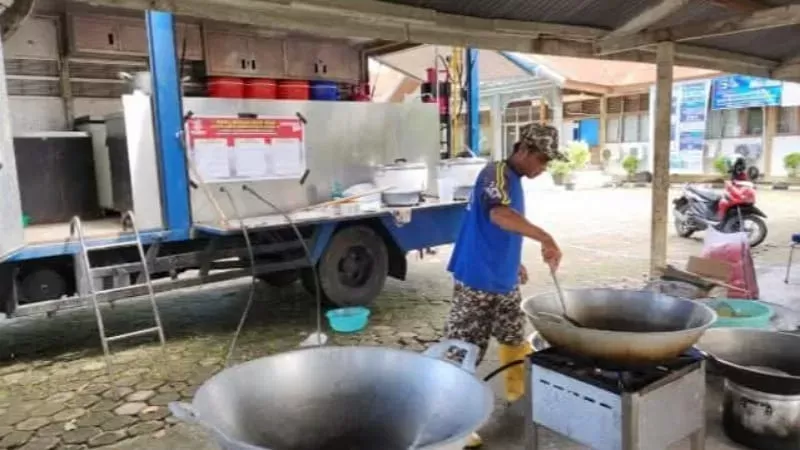 Dinsos Padang dirikan dapur umum di Kecamatan Pauh sebagai respons cepat terhadap dampak banjir yang melanda wilayah tersebut pada Jumat (2/1/2026). (Foto: Kominfo Padang)