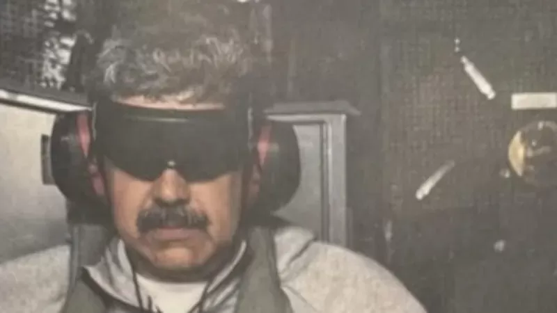 Tangkapan layar unggahan Presiden AS Donald Trump di platform Truth Social yang menampilkan foto Presiden Venezuela Nicolas Maduro yang ditangkap dan berada dalam tahanan AS di atas kapal perang USS Iwo Jima. (Foto: Truth Social)