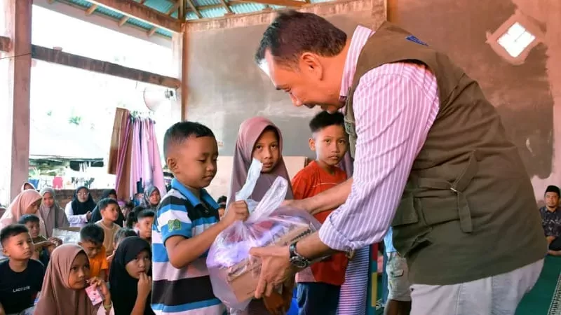 Anak-anak terdampak bencana di Kabupaten Agam menerima bantuan pakaian sekolah lengkap. (Foto: Agam Media Center)