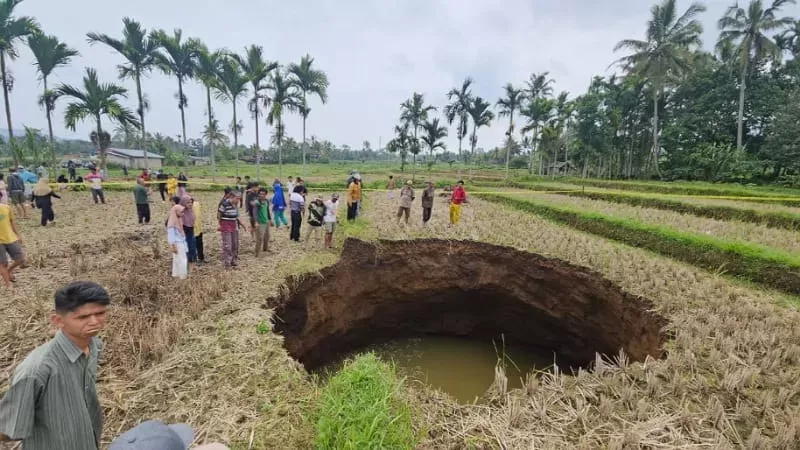 Sinkhole muncul tiba-tiba di kawasan pertanian Pombatan, Jorong Tepi, Nagari Situjuah Batua, Kabupaten Limapuluh Kota, Minggu (4/1/2025) siang. (Foto: Istimewa/M Fajar Rillah Vesky/Sumbar Daily)