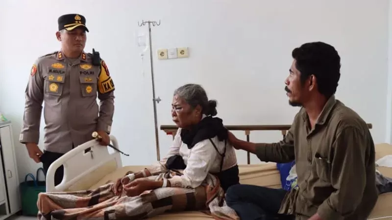 Nenek Saudah (tengah) saat berada di rumah sakit usai menjadi korban penganiayaan. (Foto: Polres Pasaman)