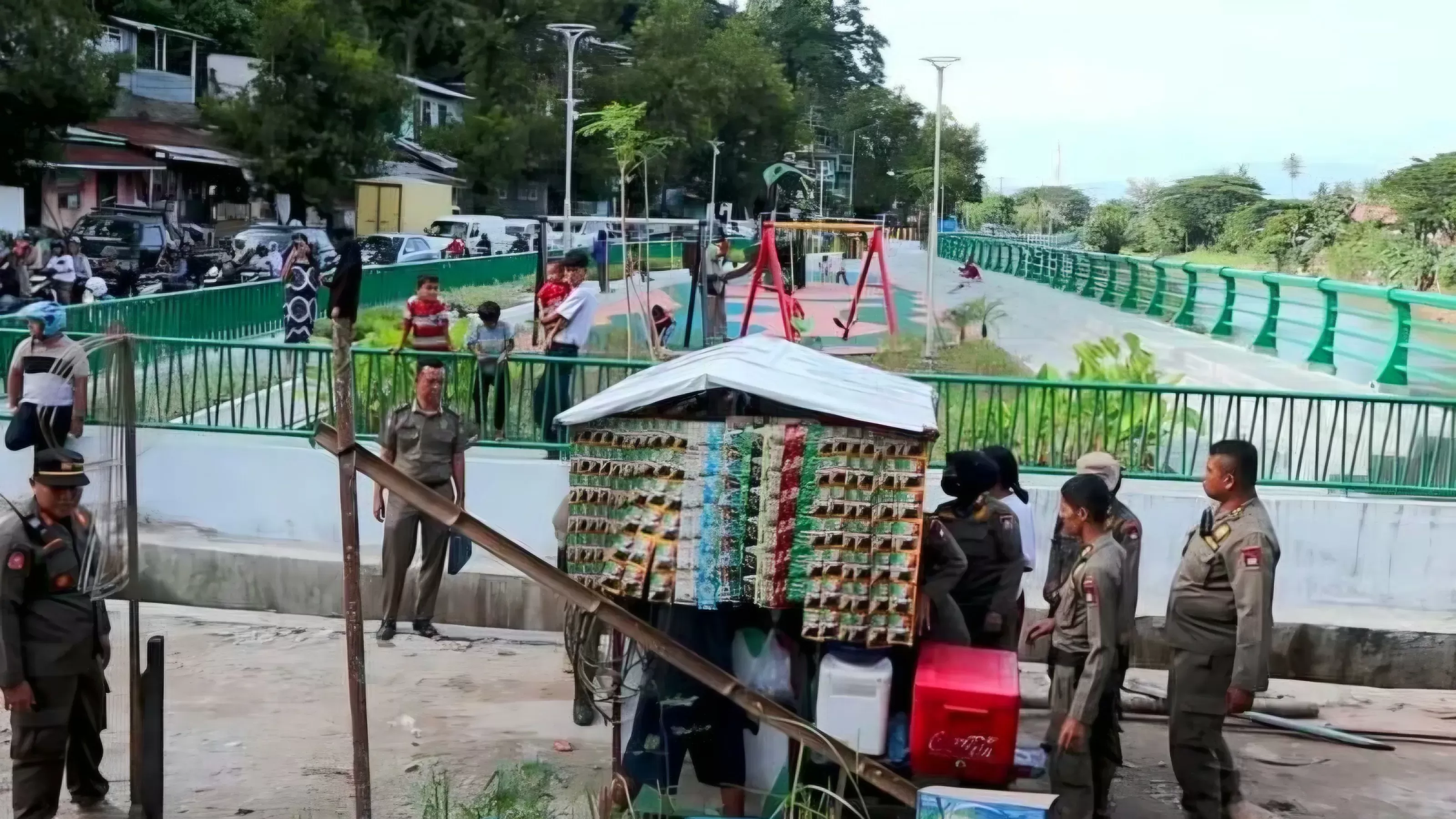 Satpol PP Padang menertibkan PKL yang berjualan di kawasan Jalan Sutan Syahrir, Kecamatan Padang Selatan. (Foto: Satpol PP Padang)