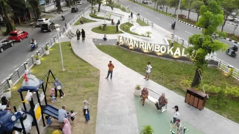Warga bermain di Taman Rimbo Kaluang yang tampil lebih eye catching. (Foto: Kominfo Padang)
