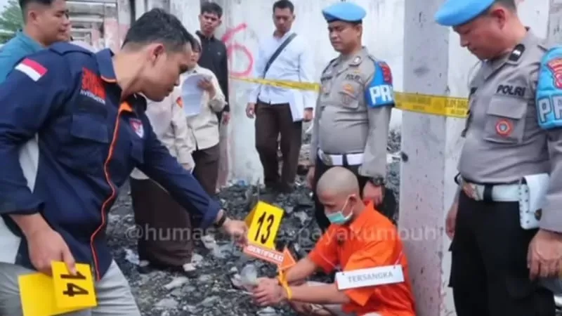 Reka adegan pelaku pembakaran Pasar Pasar Payakumbuh (Foto: Polres Payakumbuh)