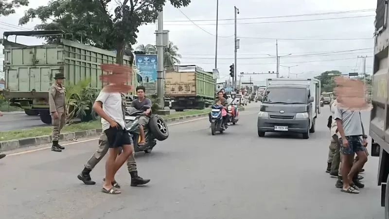 Satpol PP Padang amankan PMKS yang melakukan pungutan liar di sejumlah titik, seperti U-Turn dan persimpangan lampu lalu lintas. (Foto: Satpol PP Padang)