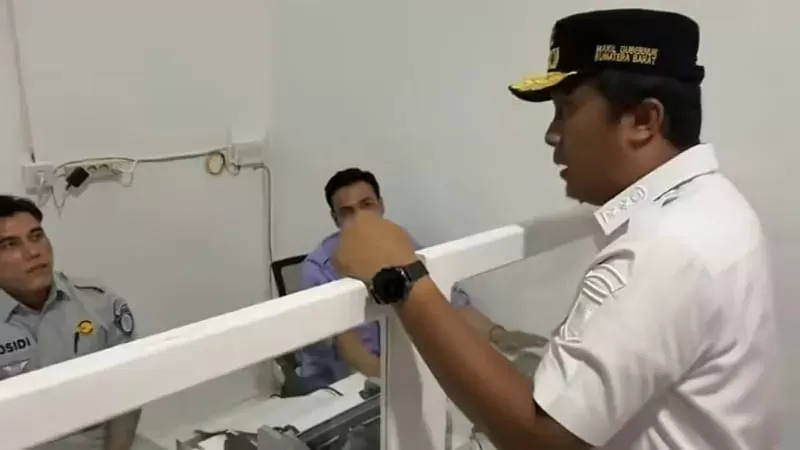Wagub Sumbar Vasko Ruseimy saat meresmikan operasional Samsat Nagari di Sungai Rumbai, Kabupaten Dharmasraya. (Foto: Tangkap Layar Video)