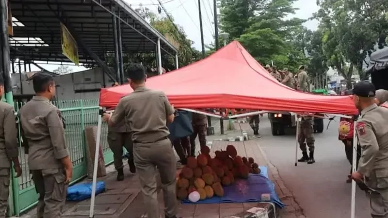 Personel Satpol PP Padang menyita tenda milik PKL yang berjualan di atas fasum. (Foto: Satpol PP Padang)