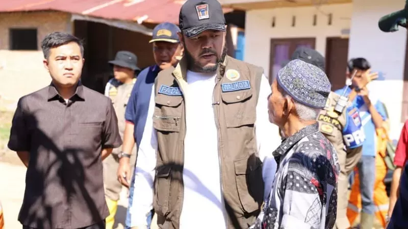 Wali Kota Padang Fadly Amran saat berdialog dengan warga terdampak bencana di Kampung Apa, Kecamatan Koto Tangah, Sabtu (10/1/2026). (Foto: Humas Pemko Padang)